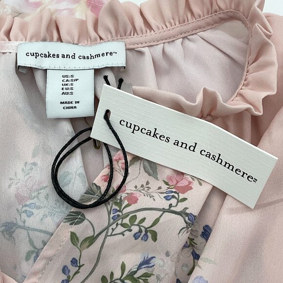 Cupcakes & Cashmere Short Sleeve Ruffle Neck Button Front Floral Blouse S NWT - Picture 6 of 9